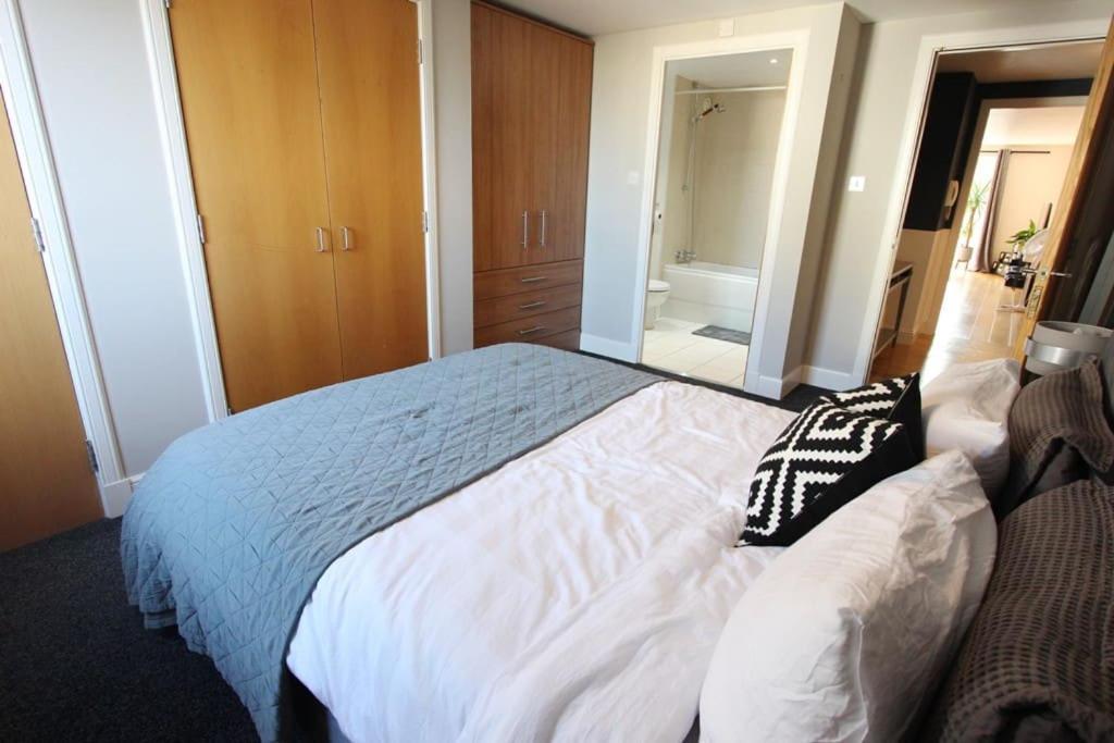 Spacious 2 Bed, 2 Bath Apartment -The Shore, Leith Edinburg Exteriör bild